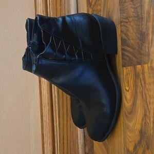 Black ankle boots with zipper.